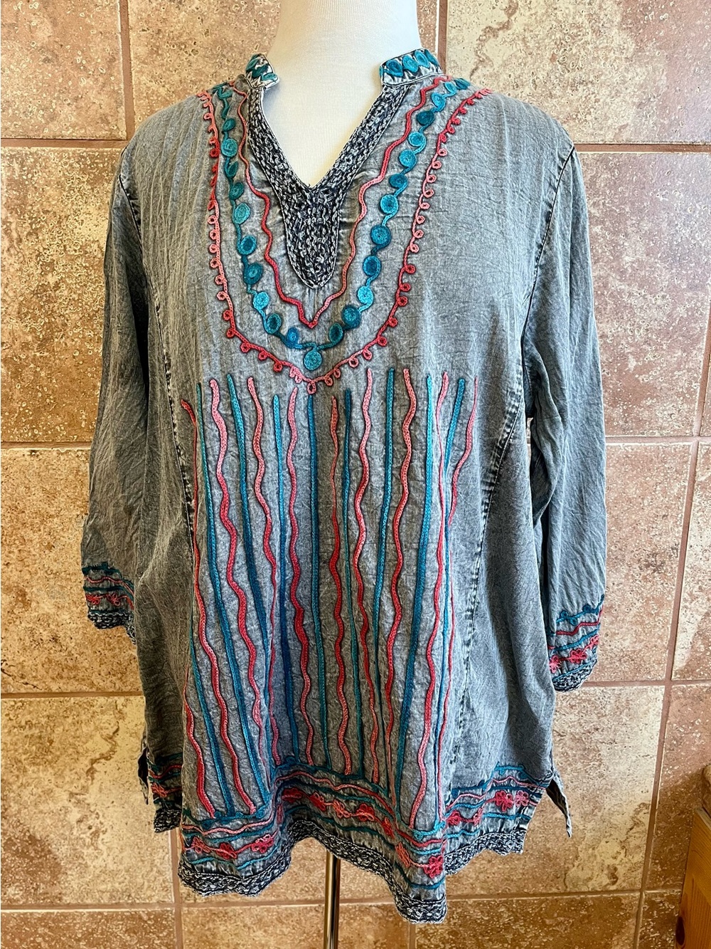 Parsley and Sage Gray Embroidered V-Neck Women's Tunic Top Size 1X
